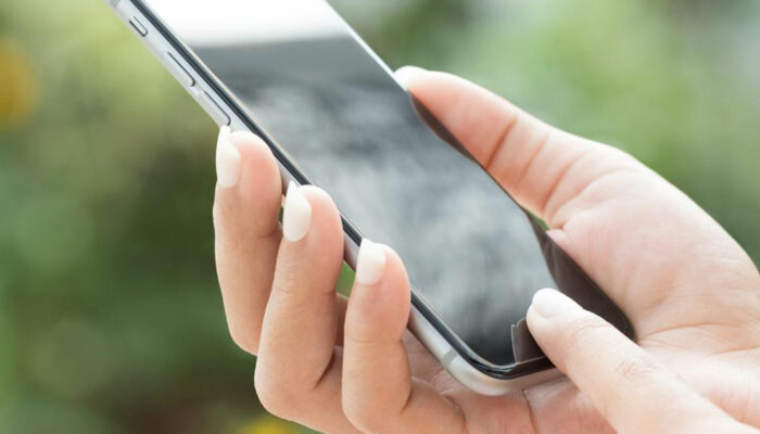 Pro and cons of a no-contract and contract smartphone plans